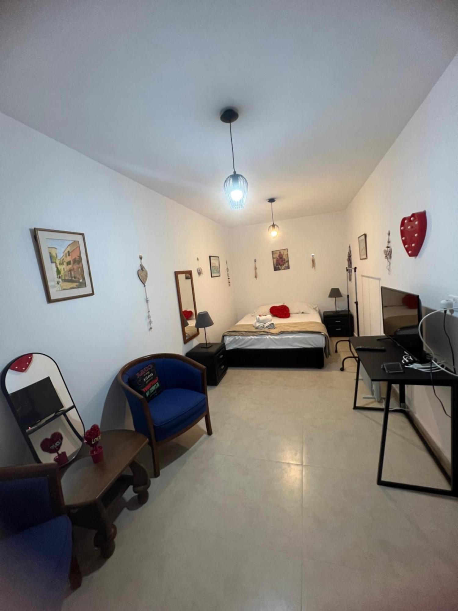 Charalambous Apartment Paphos Bagian luar foto