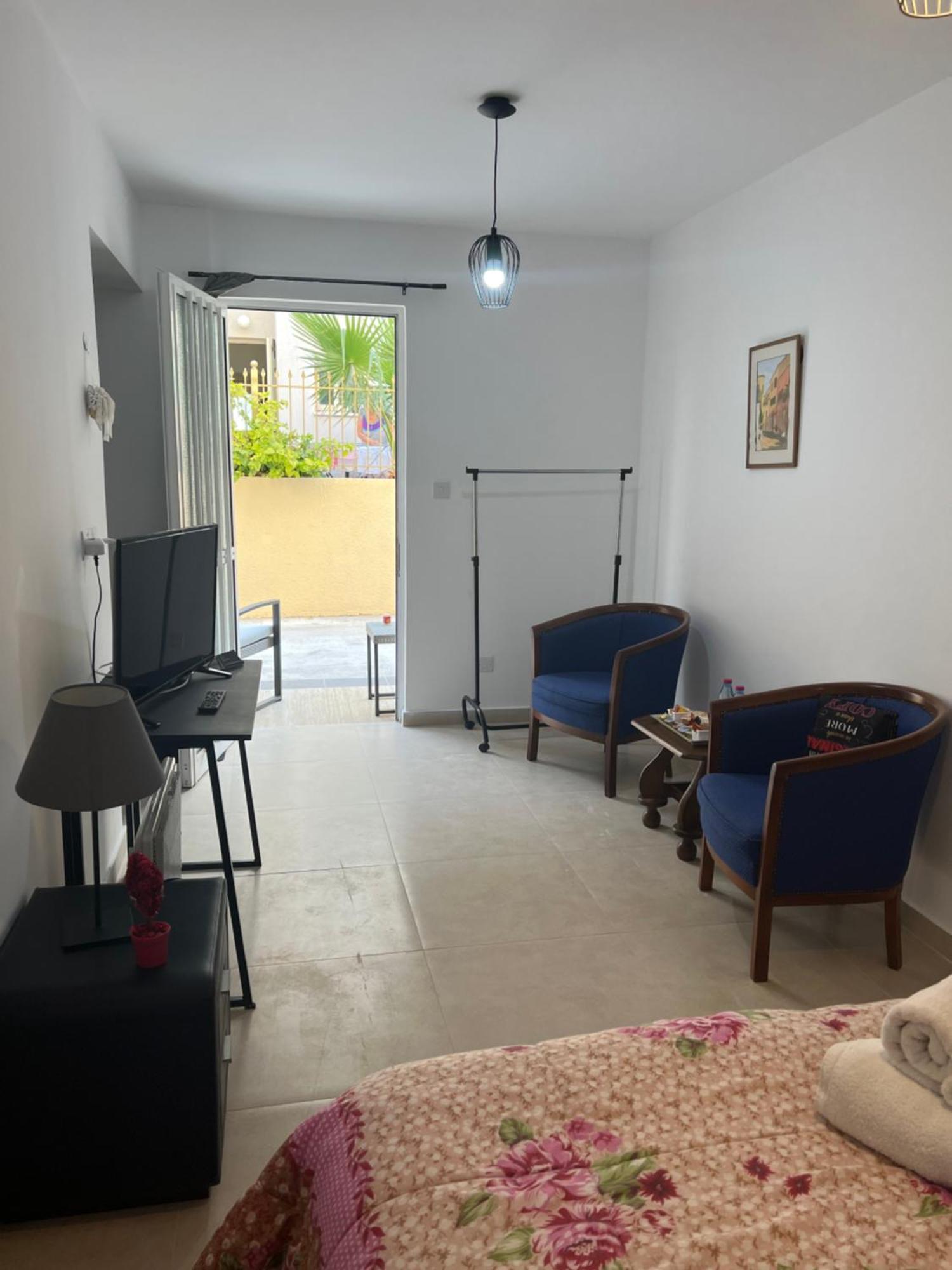 Charalambous Apartment Paphos Bagian luar foto